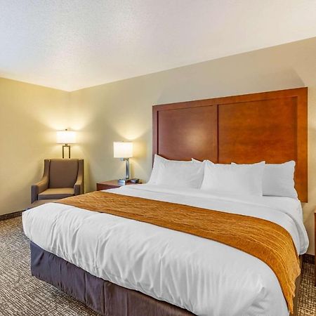 Comfort Inn Dekalb - Adjacent The University Bagian luar foto