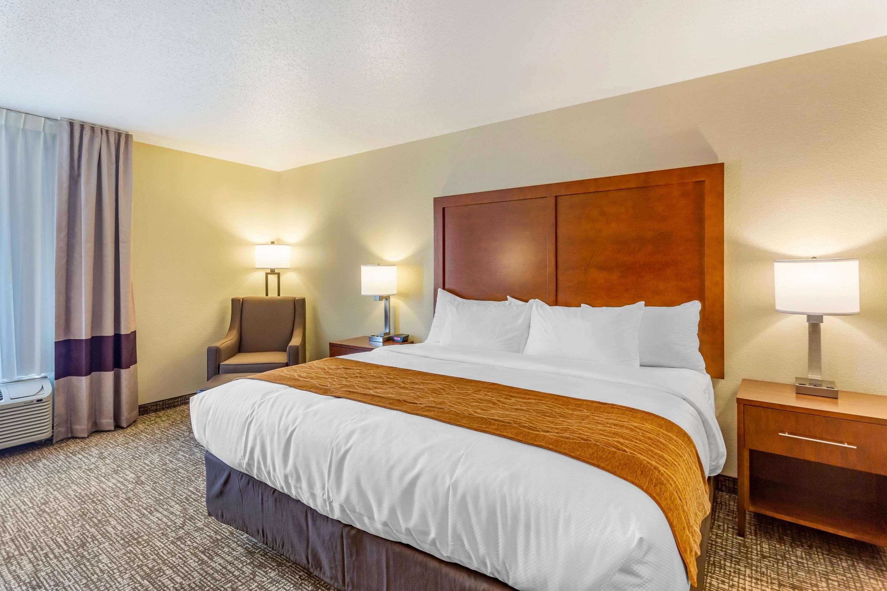 Comfort Inn Dekalb - Adjacent The University Bagian luar foto