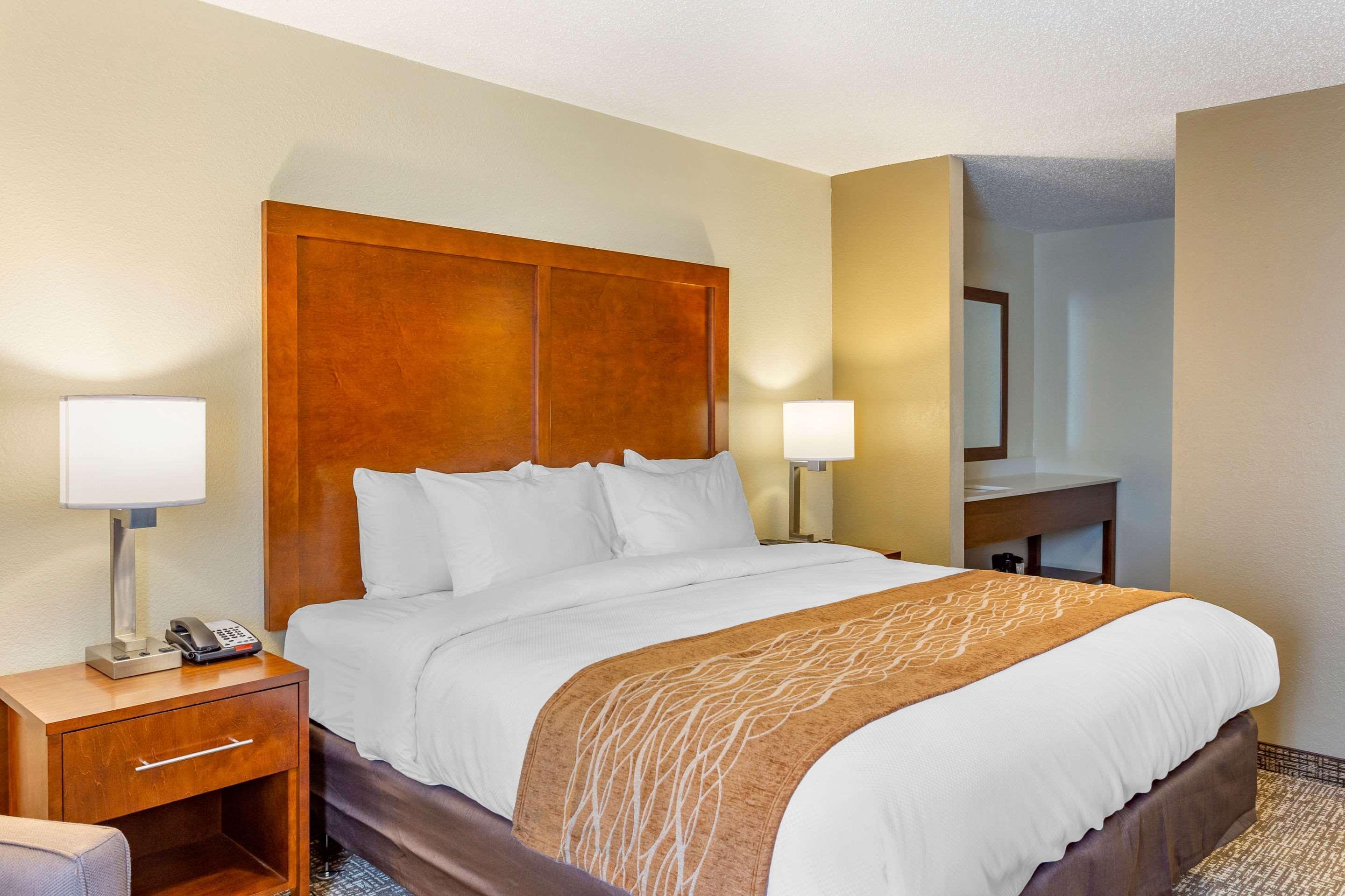 Comfort Inn Dekalb - Adjacent The University Bagian luar foto