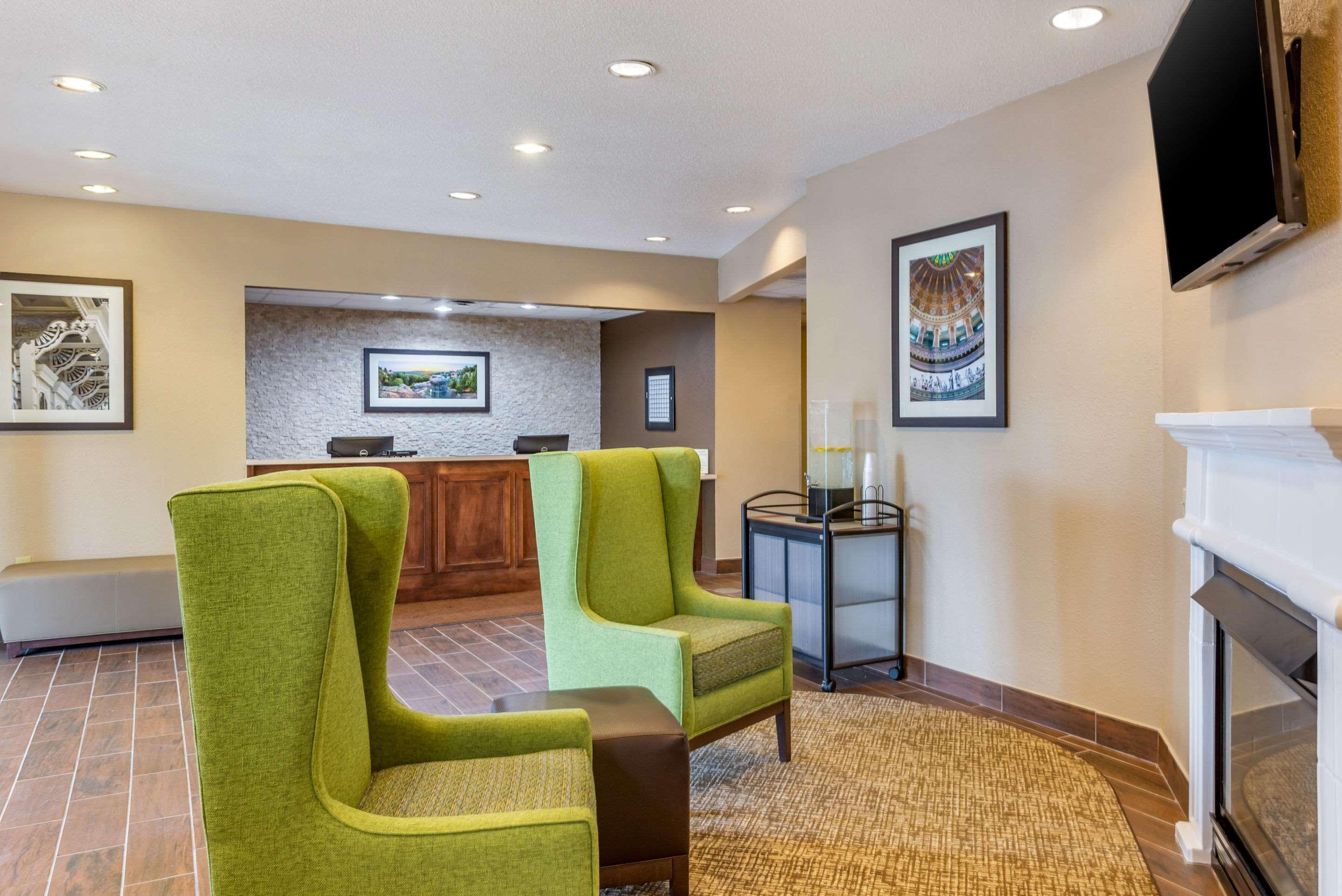 Comfort Inn Dekalb - Adjacent The University Bagian luar foto