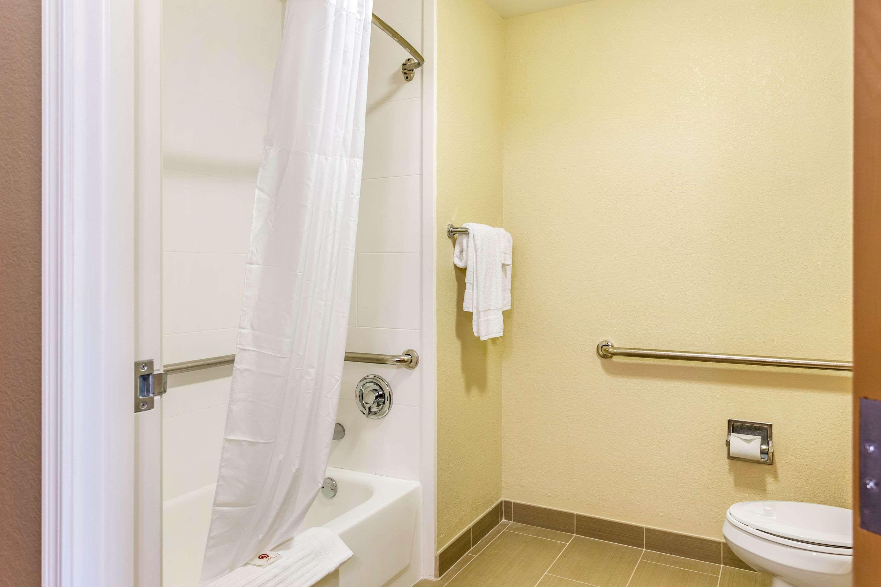 Comfort Inn Dekalb - Adjacent The University Bagian luar foto