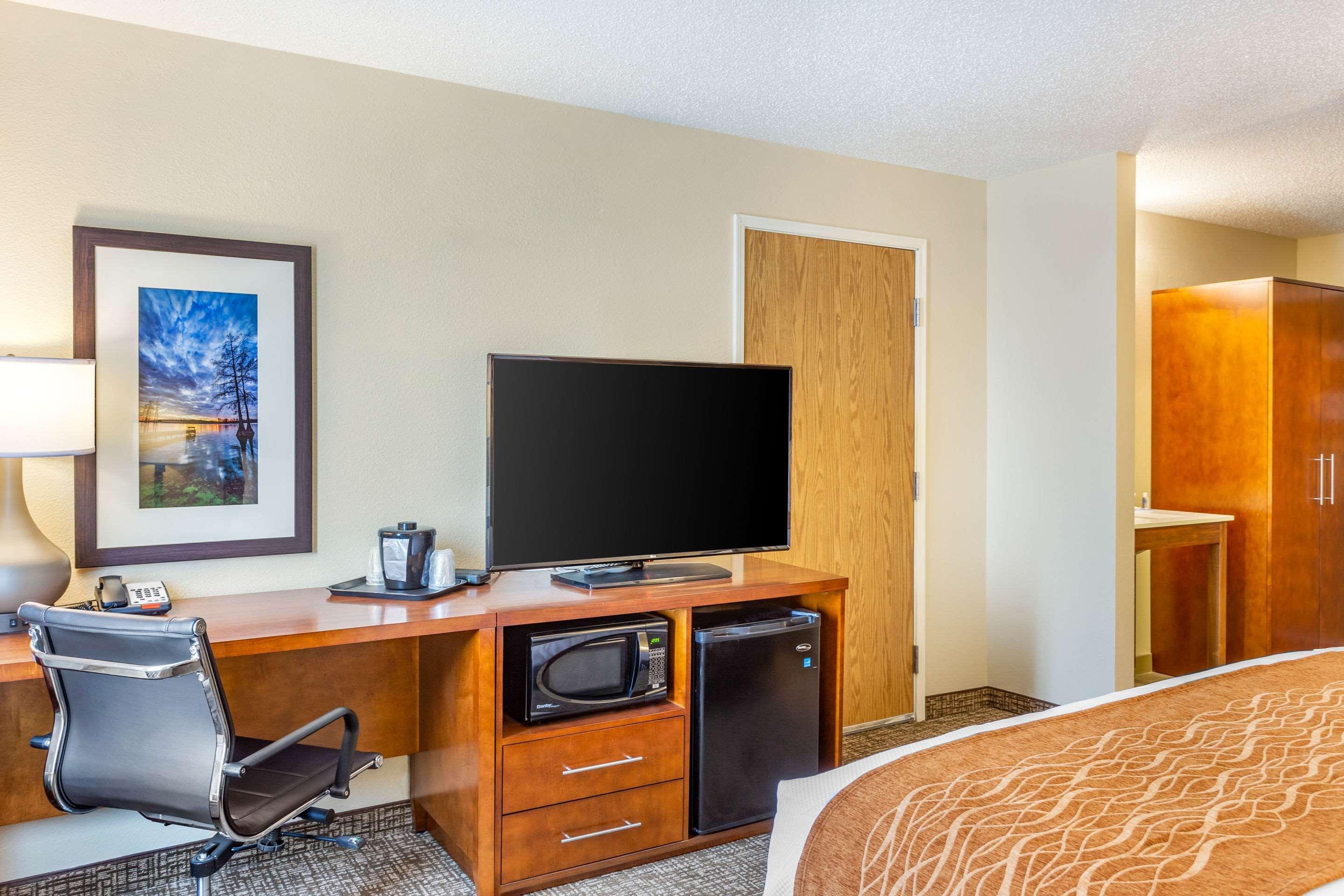 Comfort Inn Dekalb - Adjacent The University Bagian luar foto