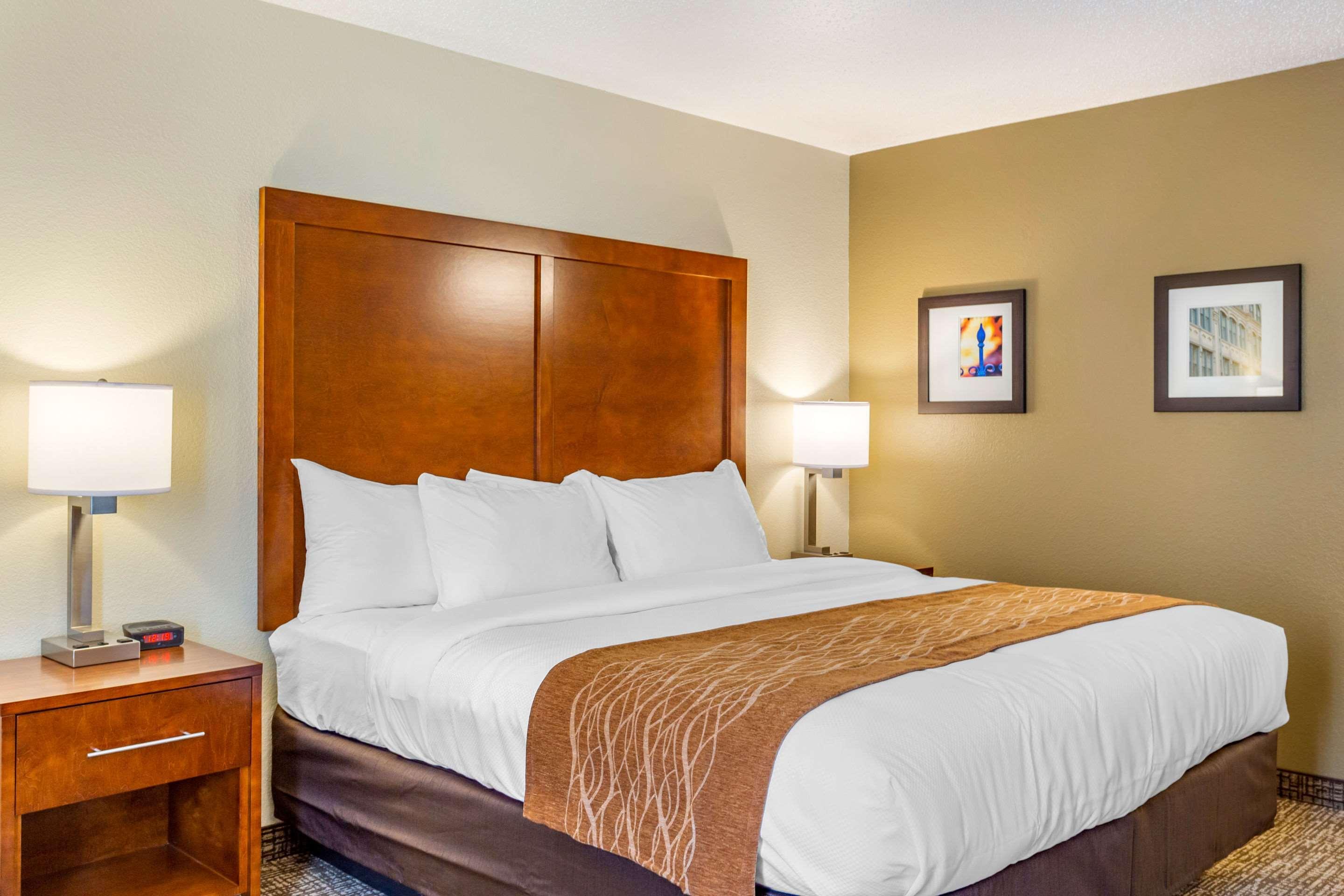 Comfort Inn Dekalb - Adjacent The University Bagian luar foto
