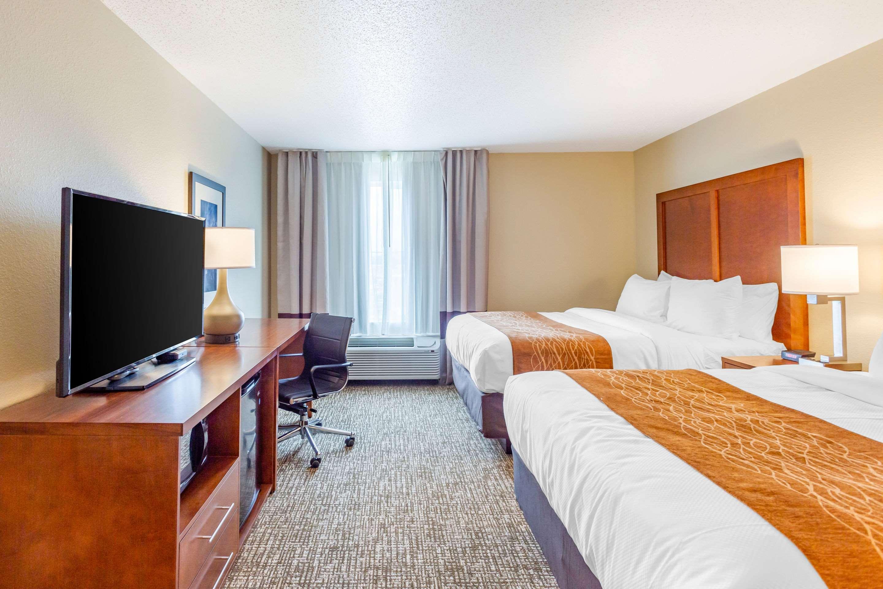 Comfort Inn Dekalb - Adjacent The University Bagian luar foto