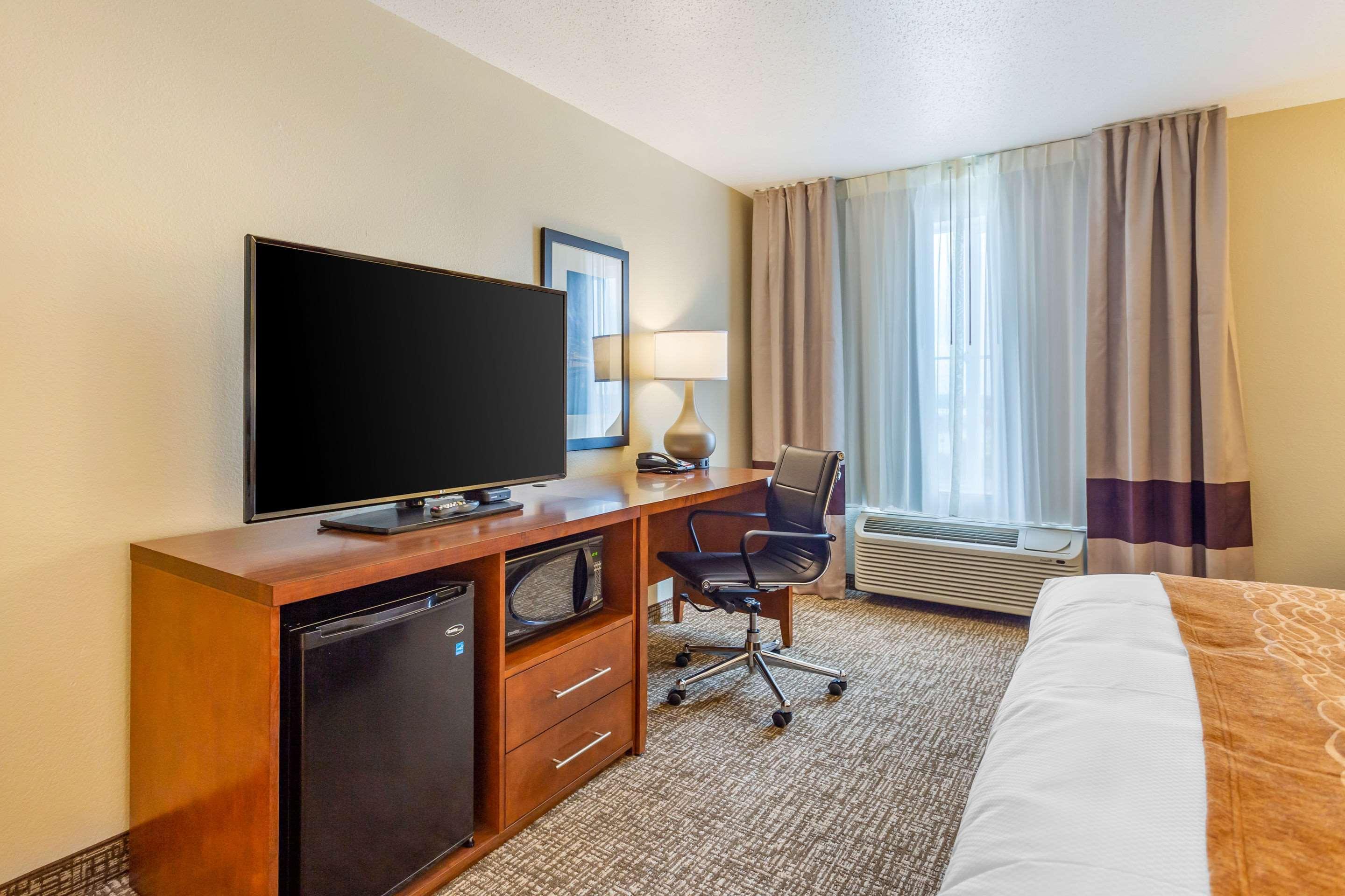 Comfort Inn Dekalb - Adjacent The University Bagian luar foto