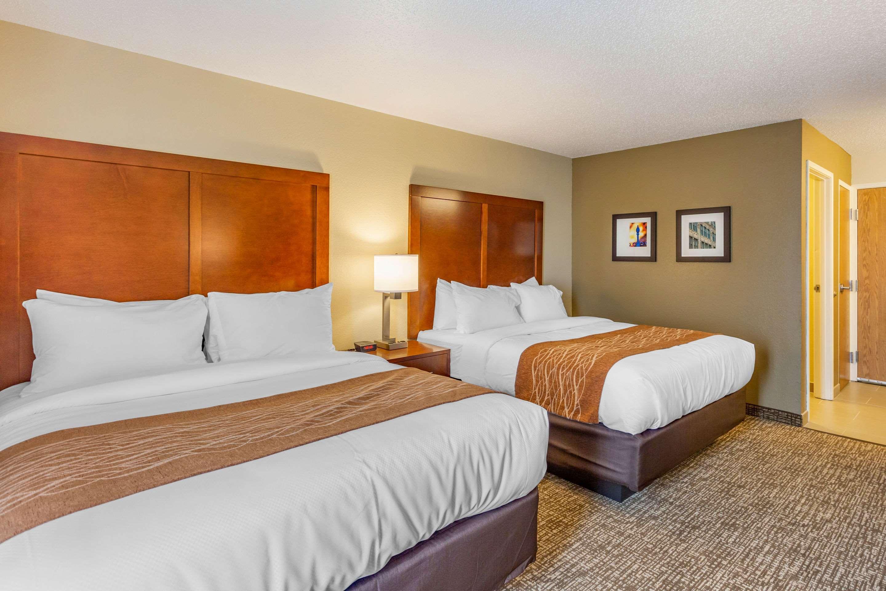Comfort Inn Dekalb - Adjacent The University Bagian luar foto